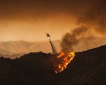 南加州山火烧过22000英亩 现场如世界末日