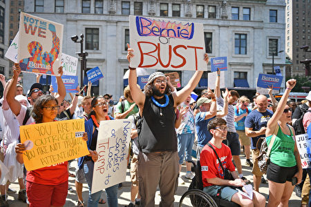 会场外支持桑德斯的群众。(Jeff J Mitchell/Getty Images)