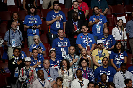 民主党全代会开幕,会场内到处可见支持桑德斯的代表。(Win McNamee/Getty Images)