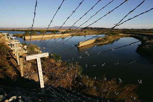 2006年10月，中共在丹东的中朝边境修建铁丝网。(Cancan Chu/Getty Images)
