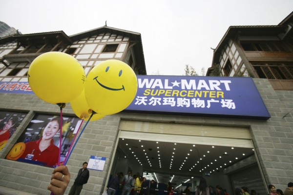 全中国的沃尔玛雇员针对该公司的新工时制度发起了一系列罢工，这是一波史无前例的全国性罢工。 (China Photos/Getty Images)