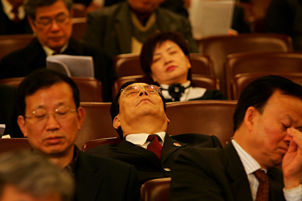 2007年3月全国人大开幕式上代表睡觉。（Guang Niu/Getty Images）
