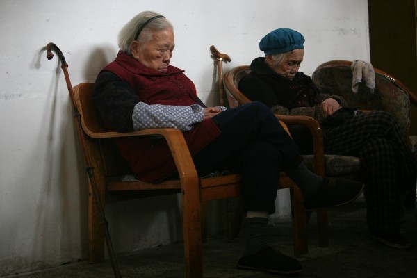 中共的一胎化政策今年早先被废弃。但是四十年的严厉调控导致劳动力萎缩和人口迅速老龄化，给中国的社会服务带来极大压力。 (China Photos/Getty Images)