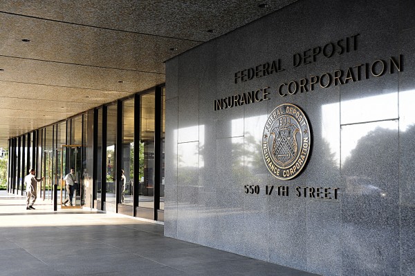 根据国会报告，从2010年到2013年之间，中共间谍骇入美国联邦存款保险公司（FDIC）的电脑，而该机构的官员试图掩盖它。(KAREN BLEIER/AFP/Getty Images)