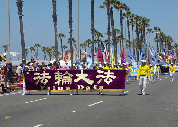 7月4日美国独立日,法轮功学员参加美西海岸最大规模的国庆游行——南加州杭庭顿海滩市(Huntington Beach)游行。(刘菲/大纪元)