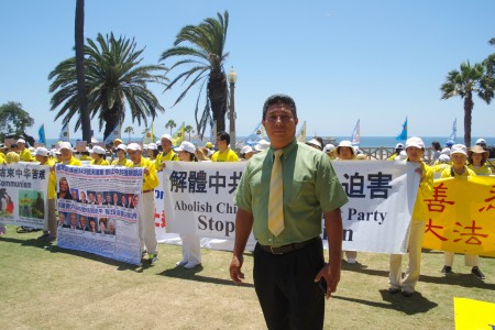 過路行人Mario Velasquez-Rivera7月17日被洛杉磯聖莫尼卡碼頭上的7.20反迫害集會所感動。(劉菲/大紀元)