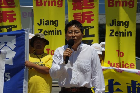 法輪功學員代表吳英年7月17日在洛杉磯聖莫尼卡碼頭7.20反迫害集會上發言。(劉菲/大紀元)