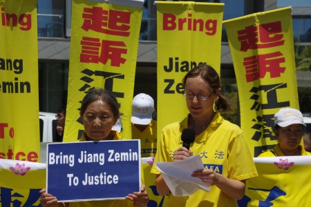 法輪功學員高亞東7月17日在洛杉磯聖莫尼卡碼頭7.20反迫害集會上發言。(劉菲/大紀元)