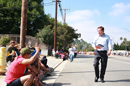 众议员罗伊斯(Ed Royce)亲切的下车与民众挥手致意。(徐绣惠/大纪元)