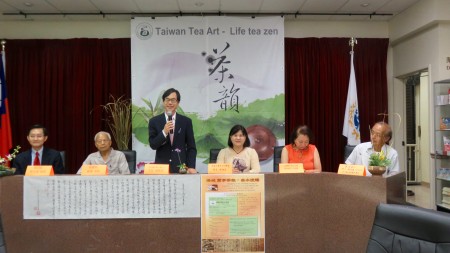 洛侨中心主任翁桂堂表示,这是一个非常有格调的茶叙,又能品茗台湾好茶,将美好的生活情趣表现。(袁玫/大纪元)