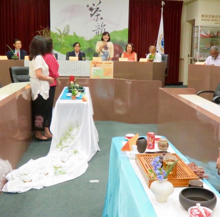 28日主办单位茶文化学会会长杨绮真表示,自古以来,曲水流觞便是文人交流、学习、展示文采的方式。(袁玫/大纪元)