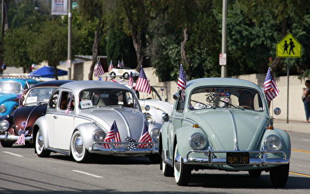 哈岗国庆游行,Rollin VW Car Club 组织了多辆Volkswagen 老爷车亮相。(徐绣惠/大纪元)