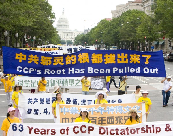 2012年7月13日,法轮功7.20反迫害、声援退党大潮大游行(马有志/大纪元)