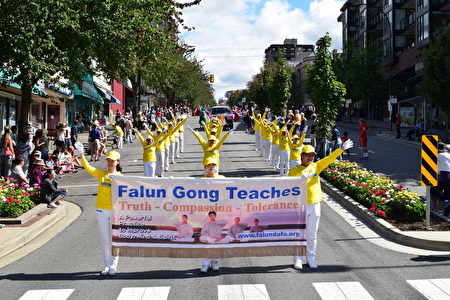 圖:7月23日,一年一度的加勒比海節(Caribbean Days Festival)大遊行在北溫哥華市舉行,圖為法輪功隊伍。(唐風/大紀元)