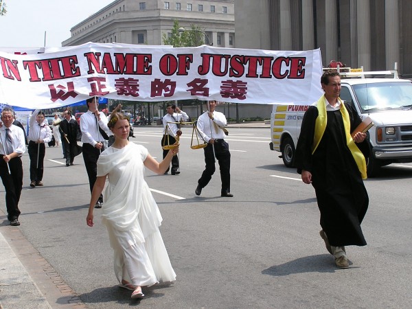 2004年7.20,来自世界各地的部分法轮功学员在国会大厦前举行大型反迫害集会。(李莎/大纪元)