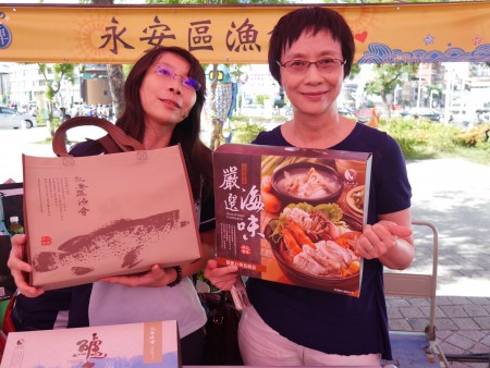 永安区渔会总干事黄莺(右)表示,今年永安石斑鱼价格比去年少三之一,尝鲜正是时候。(方金媛/大纪元)