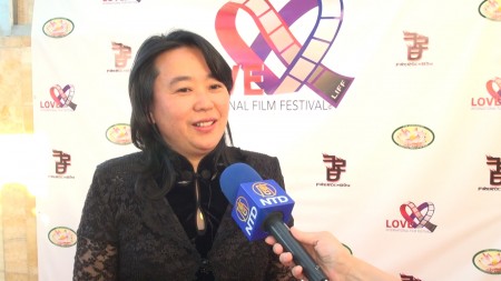 洛杉磯關愛國際影展評委燕珍表示《小乾坤》傳達神話世界訊息。(薛文/大紀元)