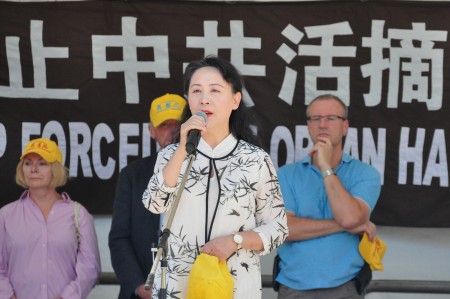 民阵全球主席盛雪赞扬法轮功学员“像天上的星辰照亮我们整个世界”。(周行/大纪元)