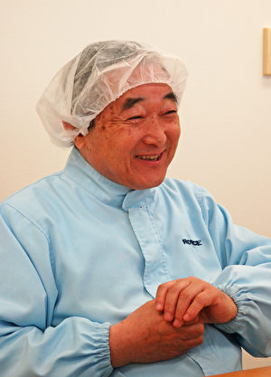 ROYCE’巧克力公司創業者山崎泰博社長,現已60多歲,依然每天穿著工作服穿梭於生產第一線。(大紀元資料)