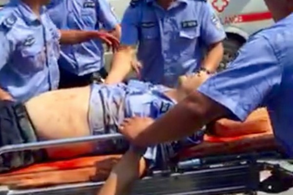 2016年7月28日，河南正阳城管李伟被商贩连刺4刀后紧急送医，后不治身亡。（媒体人提供）