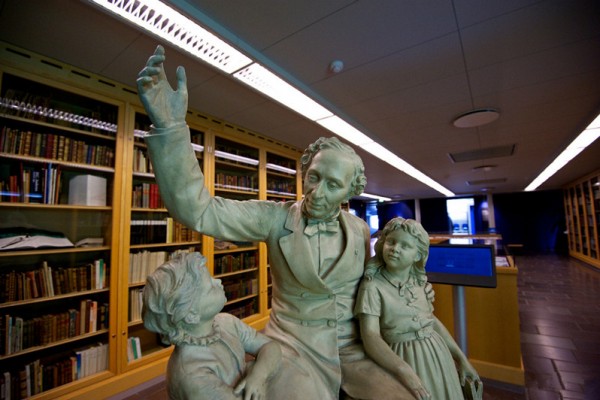 在丹麥歐登塞的安徒生博物館中，有一尊安徒生正在給兩個小孩講故事的雕像。（網路圖片）