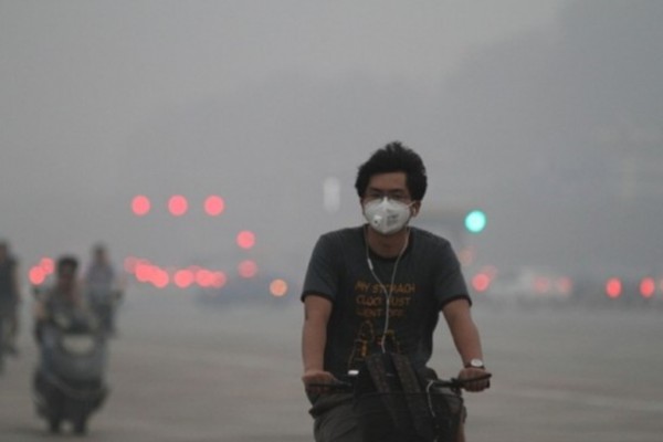 国际能源署发布有关能源与空气污染的研究报告指，严重的空气污染使得中国人平均寿命缩短了25个月。（网络图片）