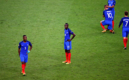 PARIS, FRANCE - JULY 10: Blaise Matuidi (C) and France players show their dejection after their team's 0-1 defeat in the UEFA EURO 2016 Final match between Portugal and France at Stade de France on July 10, 2016 in Paris, France. (Photo by Alex Livesey/Getty Images)