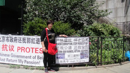 蔡文君在紐約聯合國使館前抗議房屋被上海政府強拆。