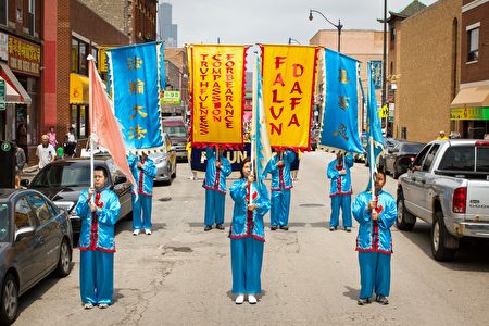 2016年7月30日,來自中部十個州的法輪功學員匯集在芝加哥中國城舉行盛大的遊行。(陳虎/大紀元)