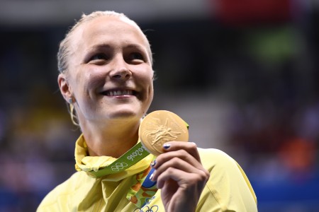 瑞典選手莎拉．捨斯特倫（Sarah Sjostrom）在女子100米蝶泳中以55秒48成績改寫世界紀錄，為瑞典拿下了里約奧運首面金牌。（AFP PHOTO / Martin BUREAU）