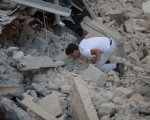 意大利中部24日發生芮氏6.2強震，目前死亡人數已經上升至21人。地震災情導致多座古城小鎮嚴重災情受損，阿馬特里切鎮四分之三被摧毀。（AFP PHOTO / FILIPPO MONTEFORTE）