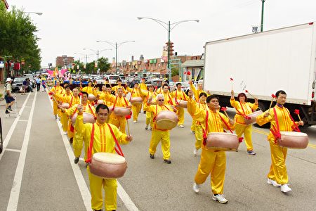 2016年7月30日,來自中部十個州的法輪功學員匯集在芝加哥中國城舉行盛大的遊行。(David Yang/大紀元)