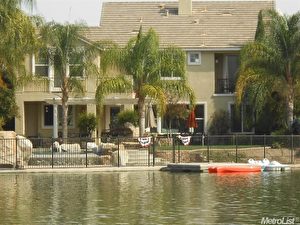 高贵隐密的湖景高级住宅社区,每户皆能直接湖边,享受水上风光。(Anil Wadhwani提供)