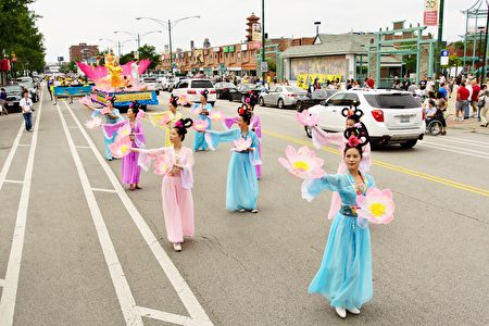 2016年7月30日,來自中部十個州的法輪功學員匯集在芝加哥中國城舉行盛大的遊行。(David Yang/大紀元)