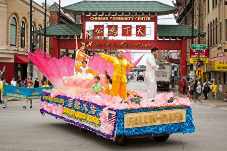 2016年7月30日,來自中部十個州的法輪功學員匯集在芝加哥中國城舉行盛大的遊行。(陳虎/大紀元)