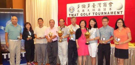 多伦多台湾商会会长黄丽美(右4) 与得胜者合照。(梁清祥提供)