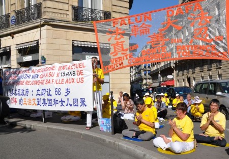 法輪功學員在鍊第五套功法。(金湖/大紀元)