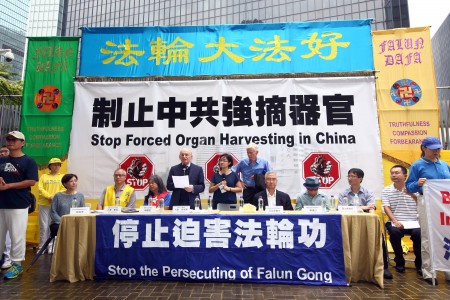 8月21日,香港部分法轮功学员趁国际器官移植协会(TTS)大会在港举行期间举行“全球联动 制止强摘”集会游行,今年6月发表中共强摘器官的最新调查报告的加拿大著名人权律师大卫‧麦塔斯(David Matas)及加拿大前亚太司司长大卫‧乔高(David Kilgour)首次一起在港出席活动,批评中共强摘罪行。(潘在殊/大纪元)
