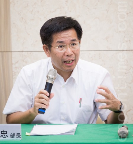 對於雲林縣橋頭國小許厝分校面臨遷校爭議,教育部長潘文忠29日表示,交通車、營養午餐皆會同步準備好,盼家長能尊重、維護學生的受教權。(陳柏州/大紀元)