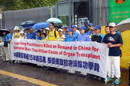 8月21日,香港部分法轮功学员趁国际器官移植协会(TTS)大会在港举行期间举行“全球联动 制止强摘”集会。(潘在殊/大纪元)