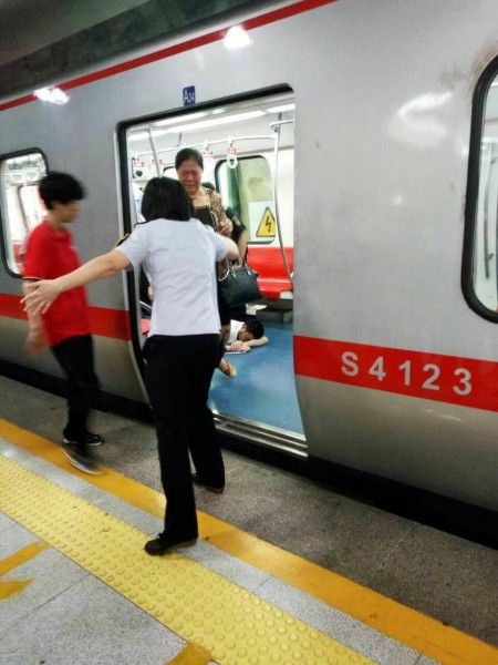 8月25日下午3时,来自湖北的唐先生与四川籍的曾先生在北京地铁里喝农药自杀,他们是天津现货交易所金融诈骗受害者。(网络图片)