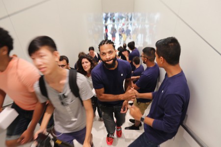 世貿購物中心迎來的第一批顧客。