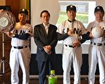 市长涂醒哲与嘉义农林野球部OB会秀出天下嘉农大球及1931年甲子园准优胜盾。(嘉义市政府提供)