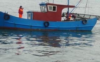 台湾金门海巡队护渔 逮获陆船越界电鱼