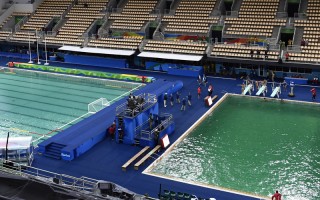 奥运跳水池变绿 引发运动员在社媒大讨论