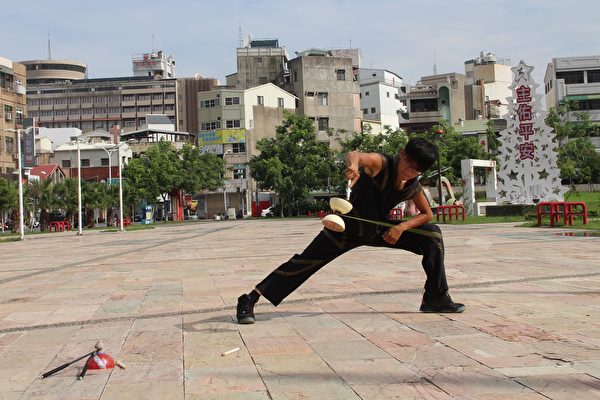 24歲聽障生潘逢欣在嘉義市在中央廣場表演扯鈴。（李擷瓔／大紀元）