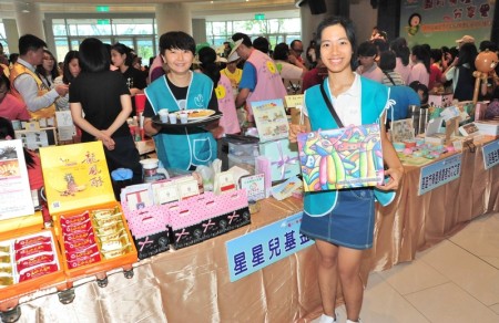 星星儿基金会秋节礼品采用自闭症者高进宇的画作为包装,富有艺术风。(高市府提供)