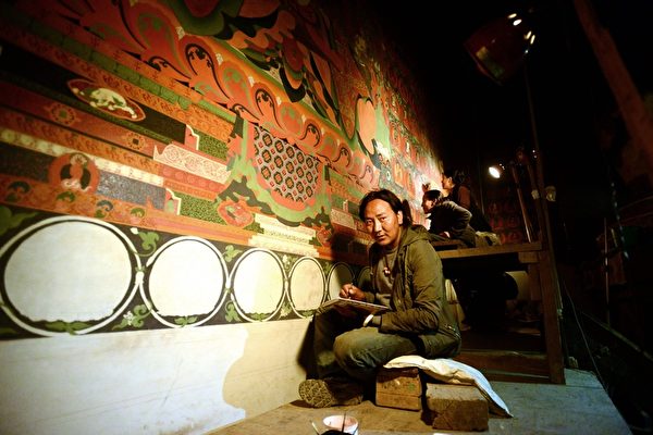在尼泊爾臨近西藏的上木斯塘，一批藝術家正致力修復古代寺院壁畫、保存傳統藏傳佛教文化。圖為藝術家次旺吉美在簡培寺修複壁畫。(PRAKASH MATHEMA/AFP/Getty Images)