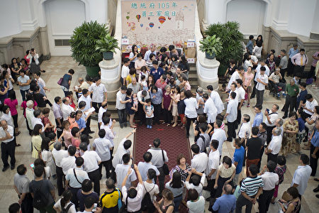 台总统府员工家庭日 蔡英文抱小婴儿话家常 台总统府员工家庭日 蔡英文抱小婴儿话家常