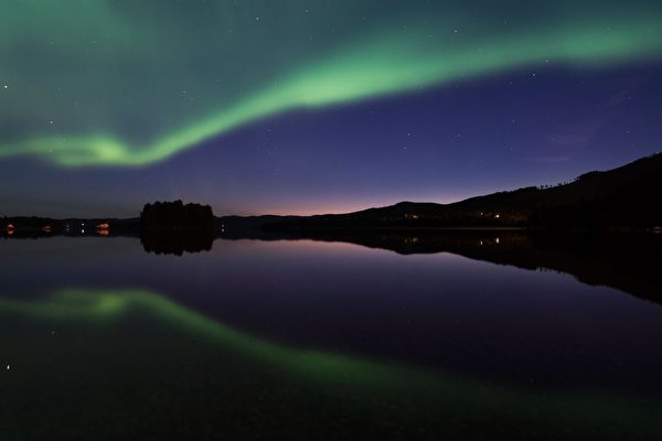 2016年8月23日，瑞典西诺尔兰省Erikslund村出现美丽的极光。(JONATHAN NACKSTRAND/AFP/Getty Images)